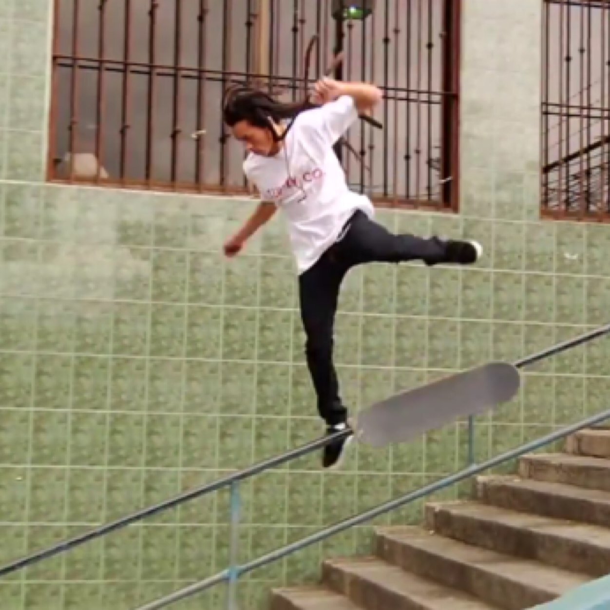 BoyOnABoard's profile picture. Just tweeting what everyone on a skateboard thinks