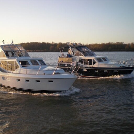 Wij zijn een verhuurbedrijf van luxe motorjachten tot maximaal 10 personen, gevestigd in de gezellige haven van City Marina Rotterdam