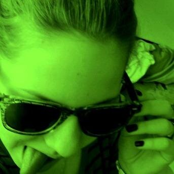 _aikova_'s profile picture. neļauju māsai sēdēt pie datora