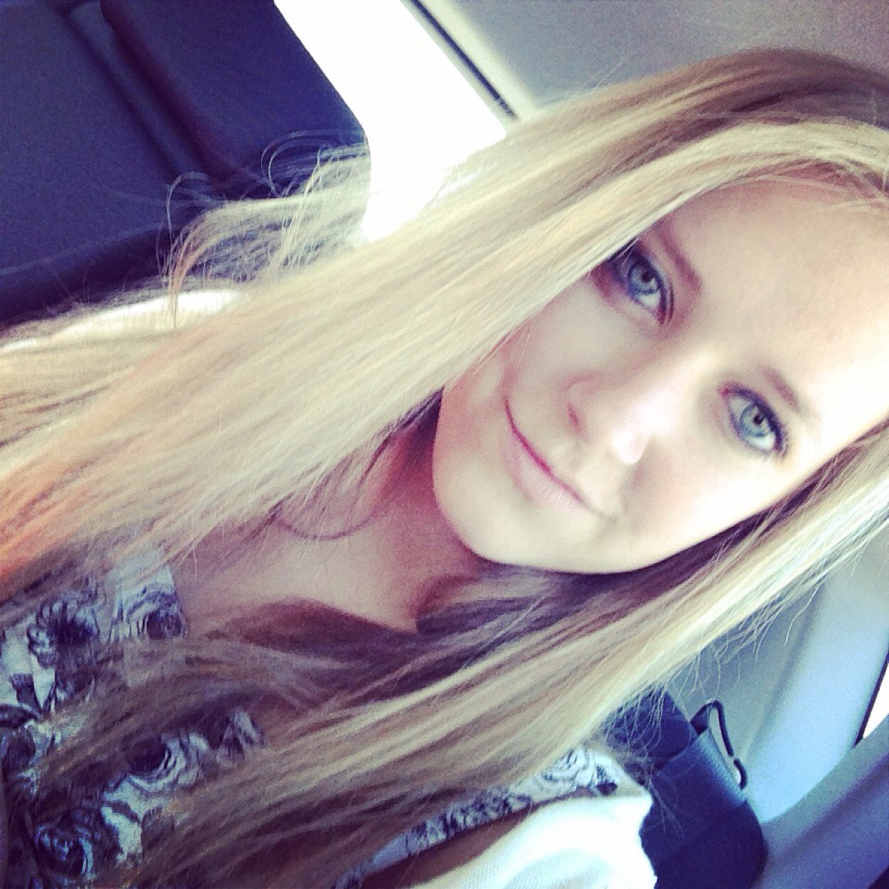 im 24 and just love to have fun and live life to the fullest hit me up and follow me :)