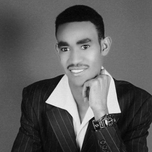 ين جوانحي قلب طاهر ..
ومع ذلك دئماً خاسر ..
يحب , يكابر , خاسر .. خاسر
لا أحب الكلام ..
فآلامي لي وحدي .. 
أحب الخير لكل البشر ..
أكره الحقد .. أمقت الغدر ..