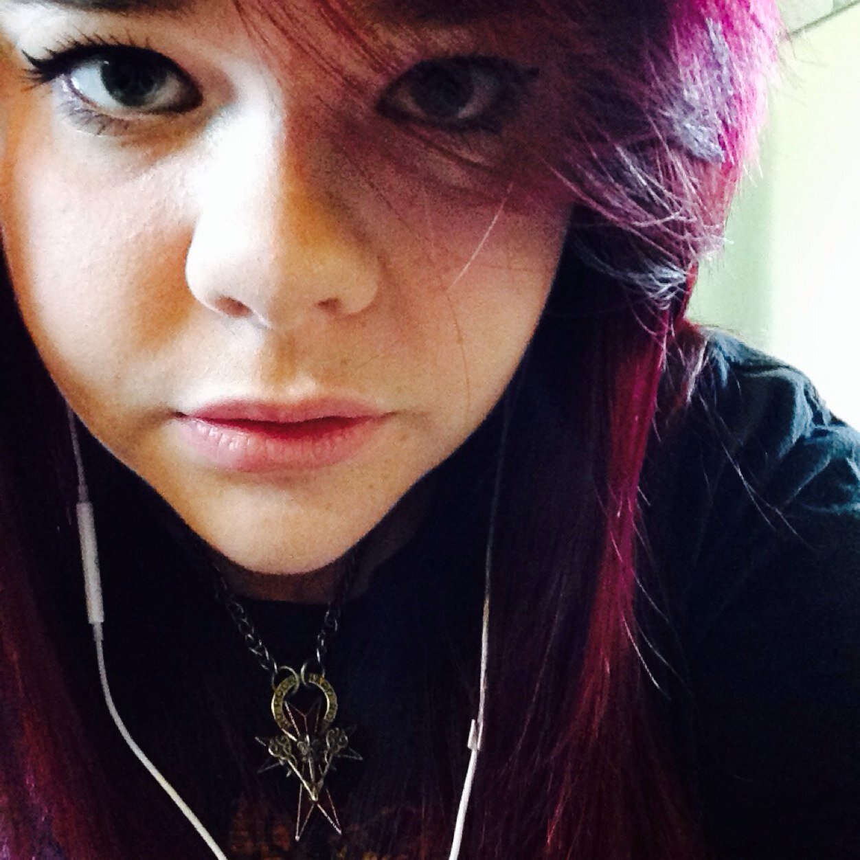 Hellow :3 music obsessed and avid cuddler ^-^ strangers are the best kinds if people, that's why I like the internet ~ LE FIN.