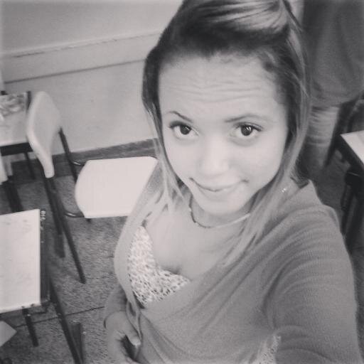 ' O mundo pode até fazer você chorar , mas Deus te quer Sorrindo  ♪♫