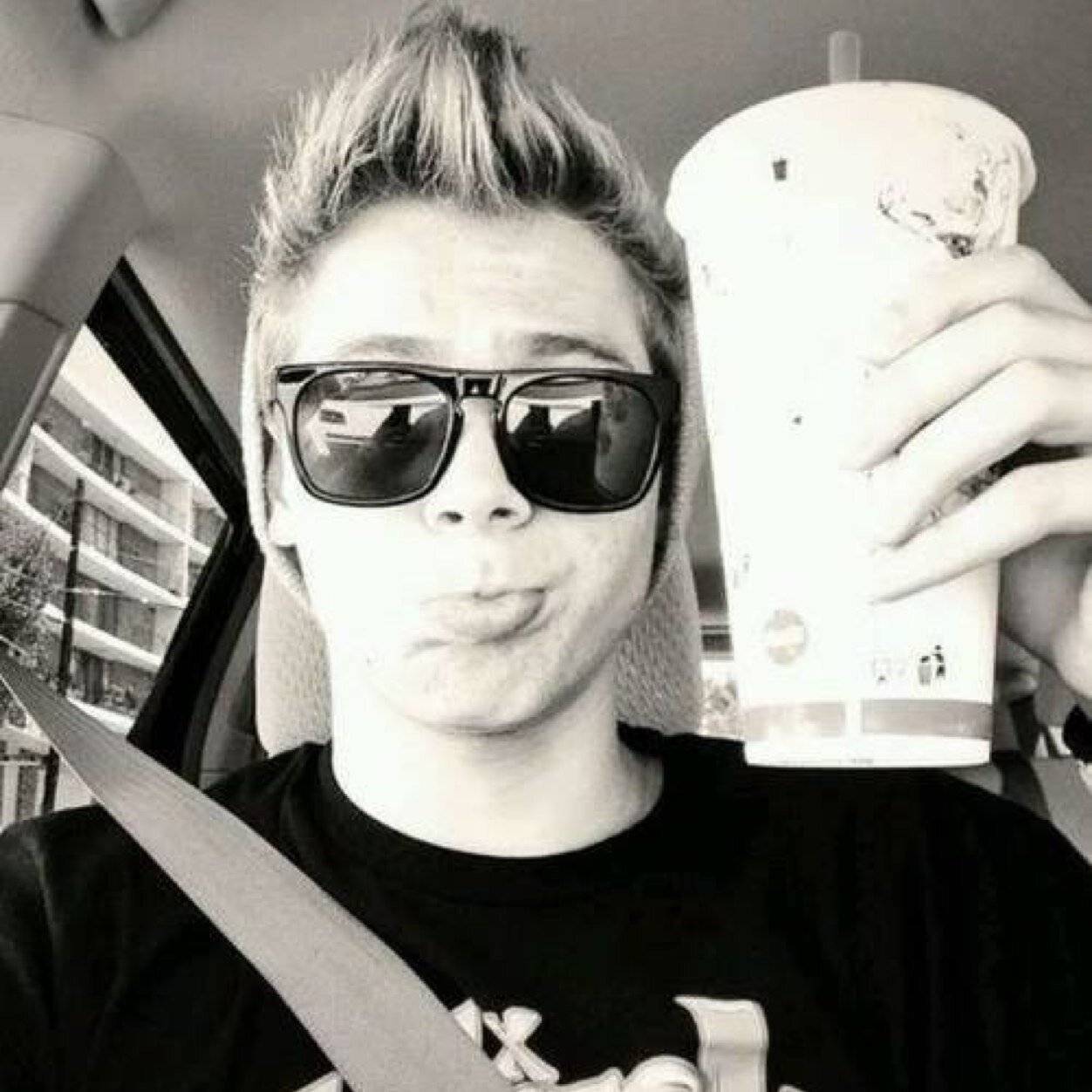 I'm luke, nice to meet u. Lets be friends so we can eat ice cream and laugh at people all day. Kik; lukeizzle