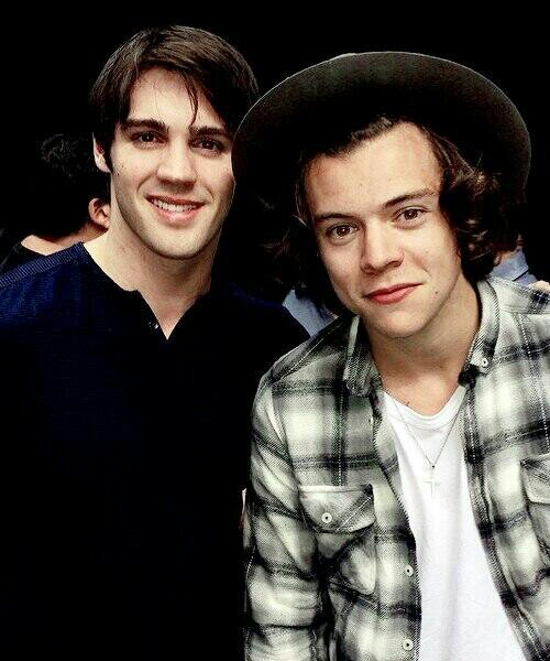 Can you please follow @niallftjmo and not this acc? :)