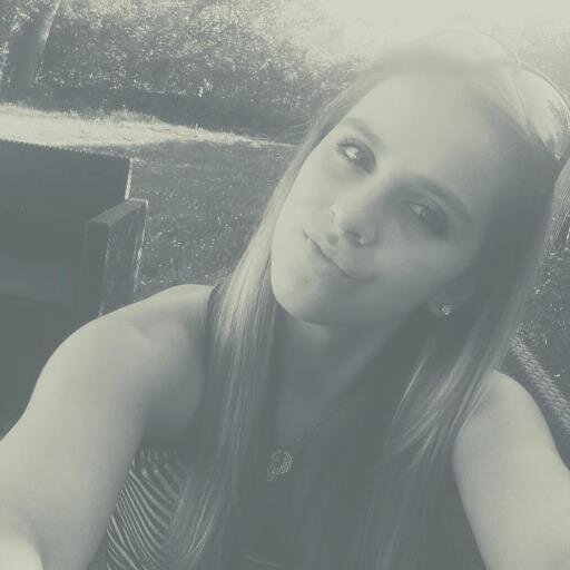 ♥ mon idole @Mae_Officiel le meilleur ♥  je résiste a tout ... sauf a la tentation :P #KF #CauetFamily #amoureuse :D