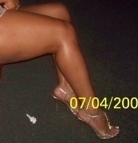 Chi-town's very own Sex & The City :) . I'm a smart ass, a socialite & currently accepting applications for marriage. Thx