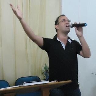 Adorador, servo de Deus ministro da palavra, cantor.