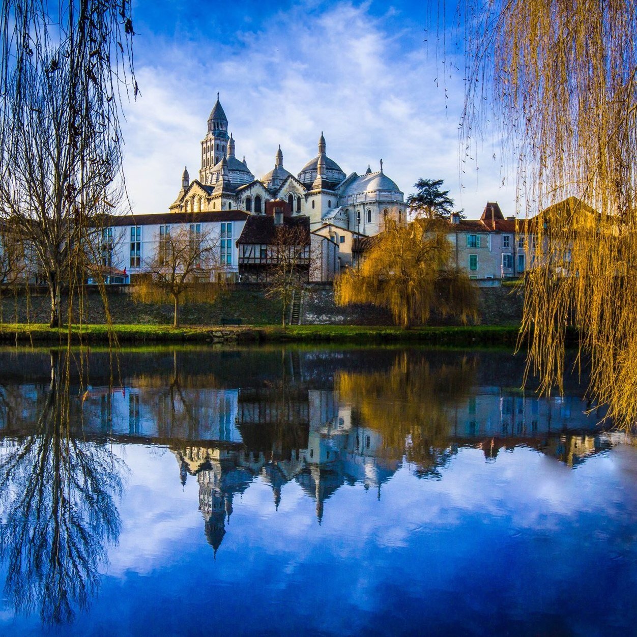 Je tweet et retweet un peu sur tout : Information locale, #Dordogne, #Smartphone, #Android, #Apple, #geek, #photo, [...] ! Je recense le #PerigordHardcore