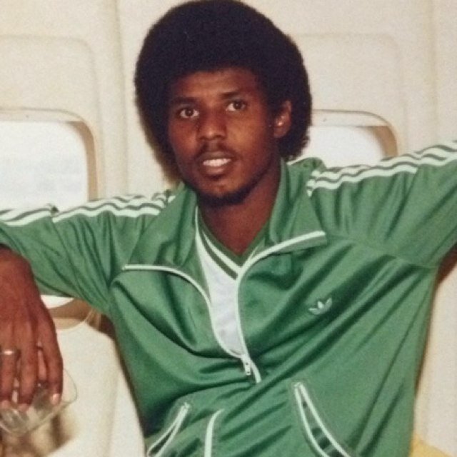 لاعب نادي الاتفاق ولاعب المنتخب سابقأ بكالوريوس  ادارة اعمال من جامعة الملك عبدالعزيز حاصل على شهادة التدريب A ليسيز اللهم جملني بقلب رحيم وعقل حكيم ونفس صبوره
