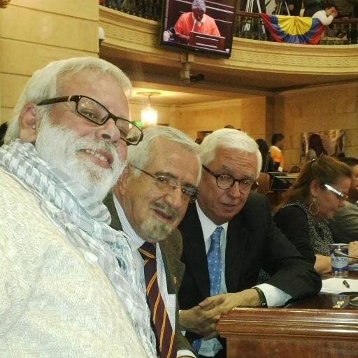 Defensor de derecho internacional humanitario. colombiano, socialista,  chavista y bolivariano. latinoamerica una sola patria.