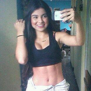 Soy modelo, me gusta mucho escuchar música y quiero ser actriz. .