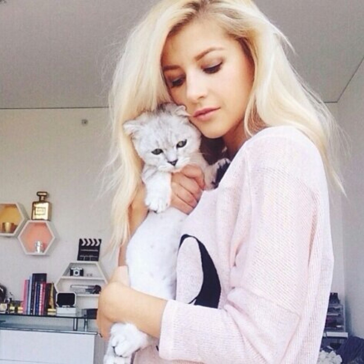 EvelinaBarrySSC's profile picture. [Roleplay] A 22 year old, with unicorn hair and owns two cats. Fashion Designer. One part dreamer. Hey, I'm Evelina. Its a pleasure to meet you.