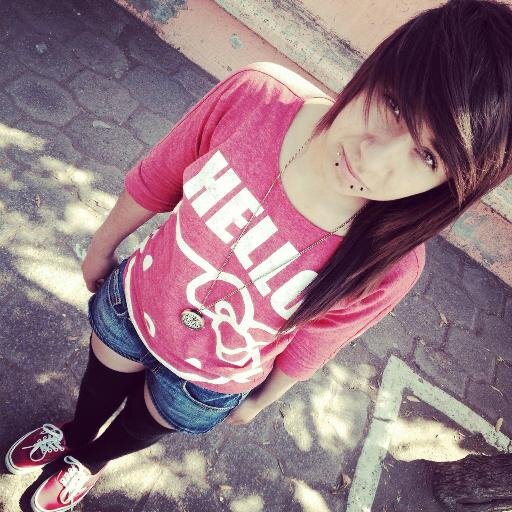 ¿Bonito? 
Bonito es sentir la mirada de la persona que te gusta fijamente en ti , es la sensación mas bonita de la vida (/.\)