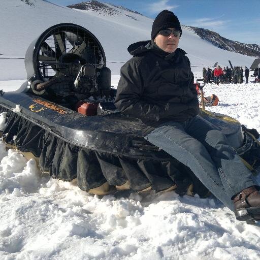 Aerodeslizador, Hovercraft, vehículo sustentado por colchón de aire  puede desplazarse por distintas superficies (agua,nieve,arena,barro,pasto,etc)