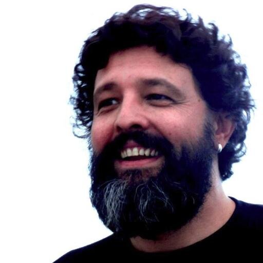 Padre, músico, diseñador, chatarrero, performer, bendinguero, actor, holgazán, emprendedor, experimental, y otras tantas cosas que soy y no soy o creo ser...