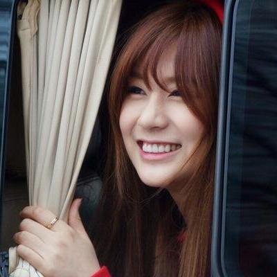 ฉันโอฮายอง มักเน่ยักษ์ Apink ค่ะ ~ #96line ยินดีที่ได้รู้จักทุกคนค่ะ ♥ㅋㅋㅋ  #อพบ [real : @Apinkohy] #ซารางเฮพิ้งแพนด้า #อฮยบ #ฮายองกัลยา รักเออิพิ้งคือเยอะๆนะคะ