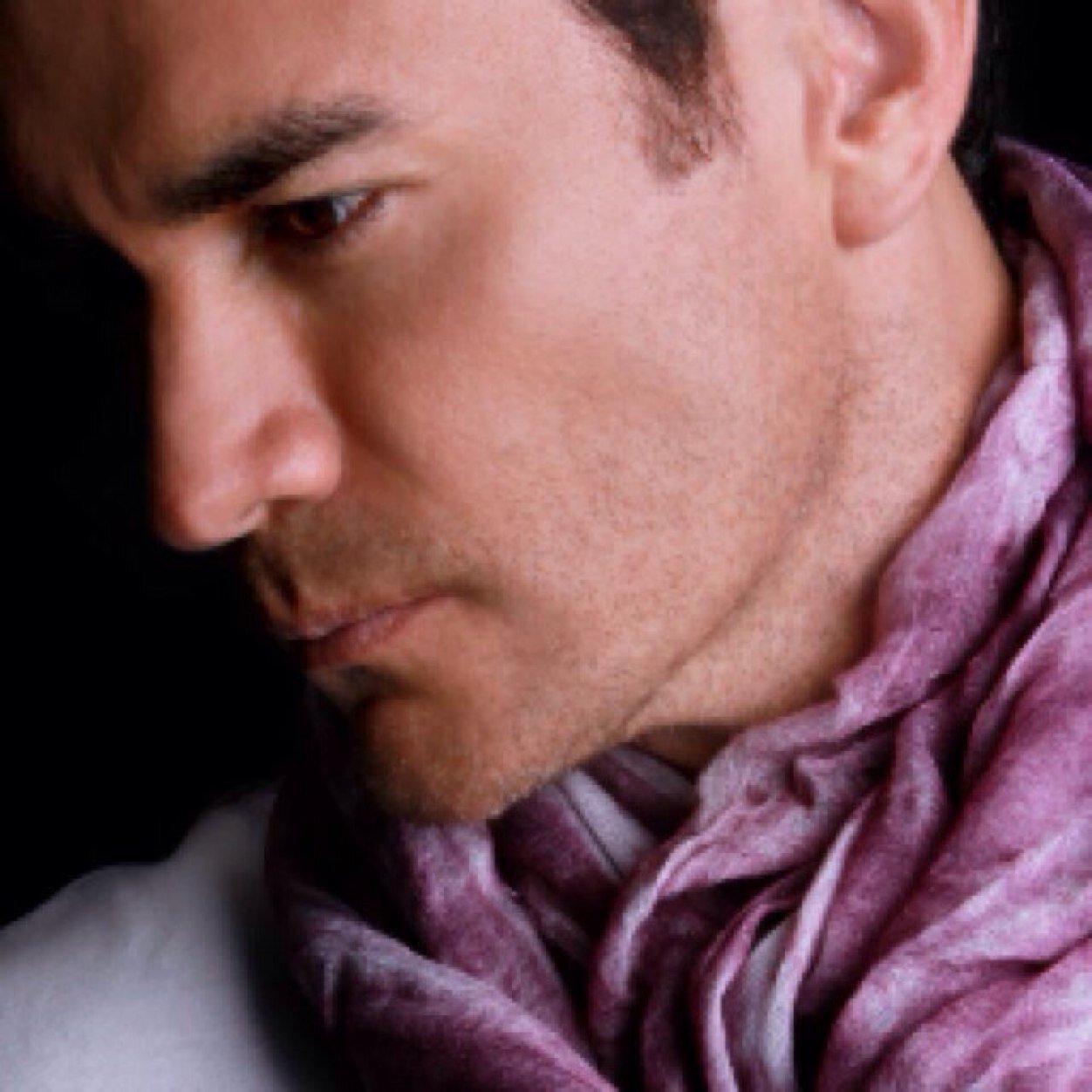 Soy un Soñador, Amo mi carrera de Actor y Cantante.Respeto la forma de pensar de mis semejantes. Amo la Paz, Amo la vida y a sonreirle que es corta!