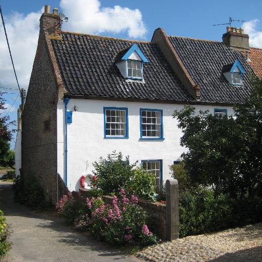 Spacious holiday cottage in Wells-Next-The-Sea, a step from the water & coastal path. Tweets on all things good in North Norfolk. Facebook: JollySailorCottage.