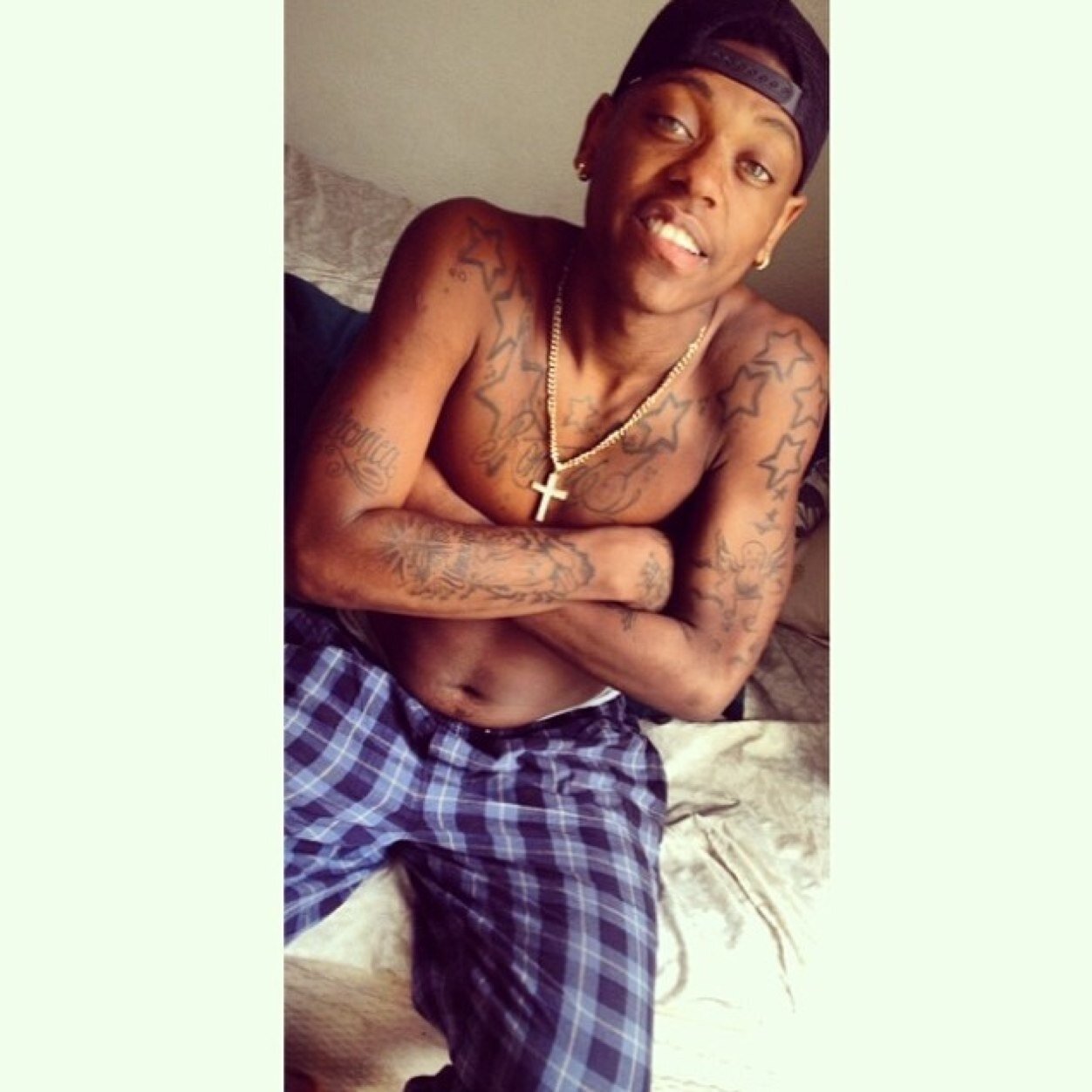 #FreeMyDaddy , Cant Trust These Fuck Niggas/Bitches I'm Rocking Solo. Aint No Love & My side of town Fuck Love B ! Love me or leave me along.