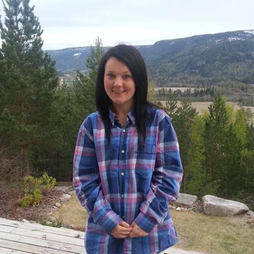 Heter Karoline Mathisen. Er 155,5 cm og ensom.