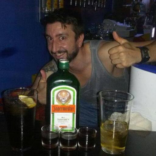 Graphic Design, marketing, Barman,y muchas cosas mas, pero sobre todo un enamorado de la vida!