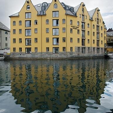 Welcome to Clarion Collection Hotel Bryggen in Aalesund! Here you can just be yourself, relax, make your own waffles and enjoy our evening meal. :-)