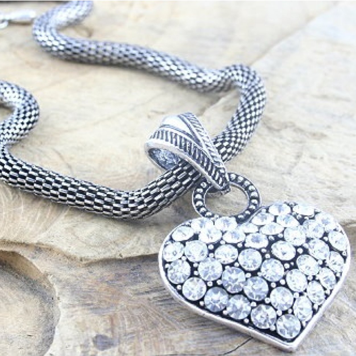 beautiful, afforable costume jewellery
visit our website http://t.co/A3hdFpLS1y
or on facebook at http:/facebook.com/vanessaroseaccessories/