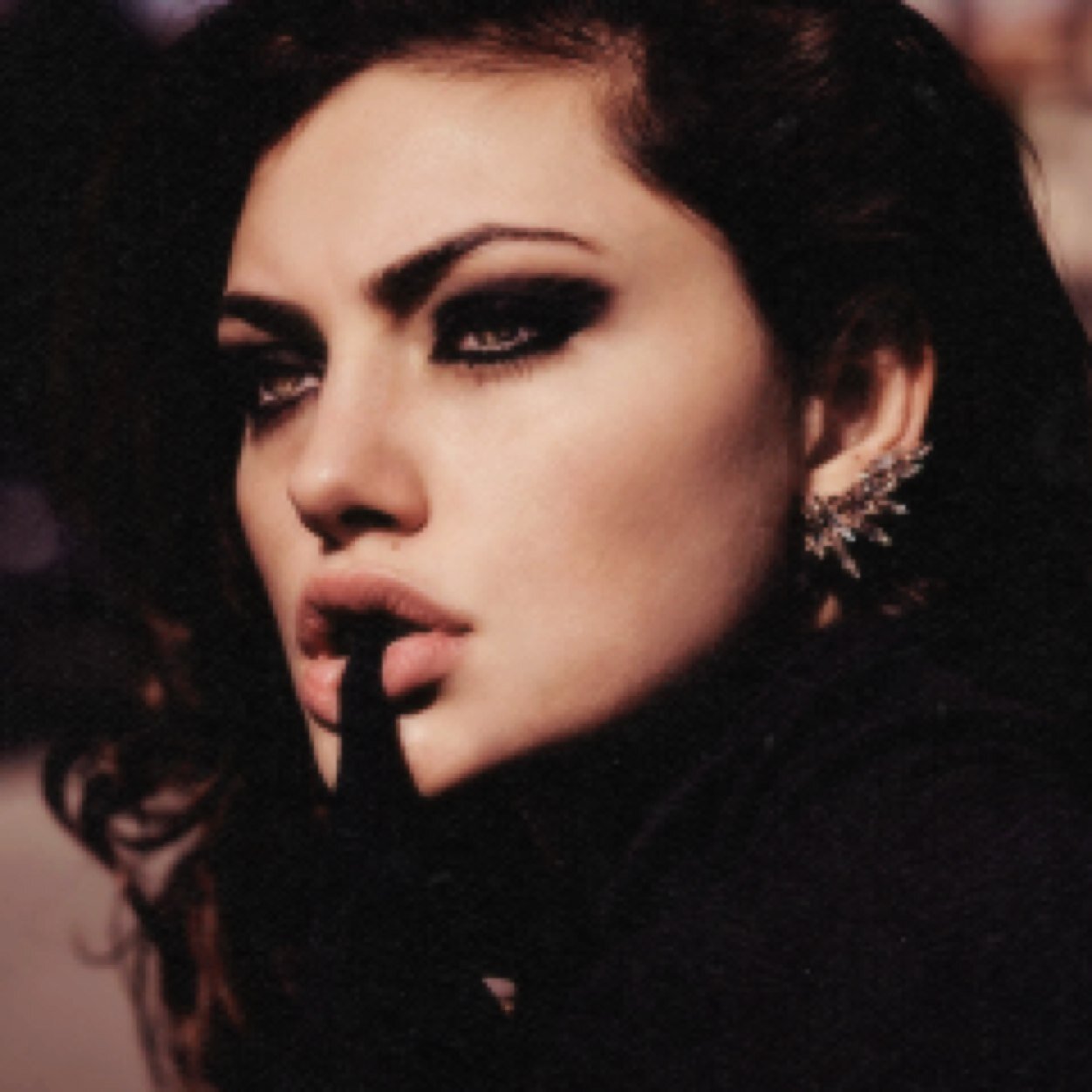 {{Lottie||20||Single}} Call me lottie, its a pleasure to meet you....#NavelyeFamily