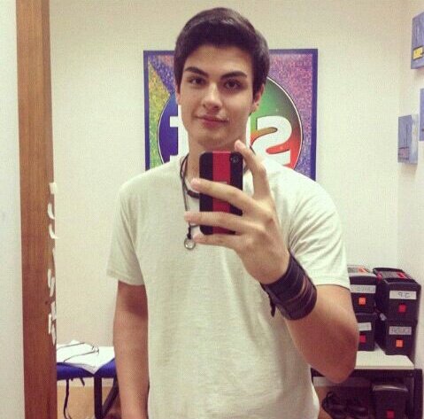 Se eu for chorar, se eu for sofrer, quem espera alcança e eu vou abraçar você ... A minha vida ja tem um ídolo e ele é o  @renethristan Since: 04.10.13
