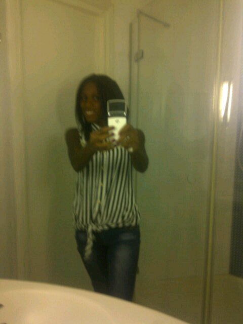 I am dark,slim,fun 2 b wit,nice,carin nd I guess intelligent nd pweety.