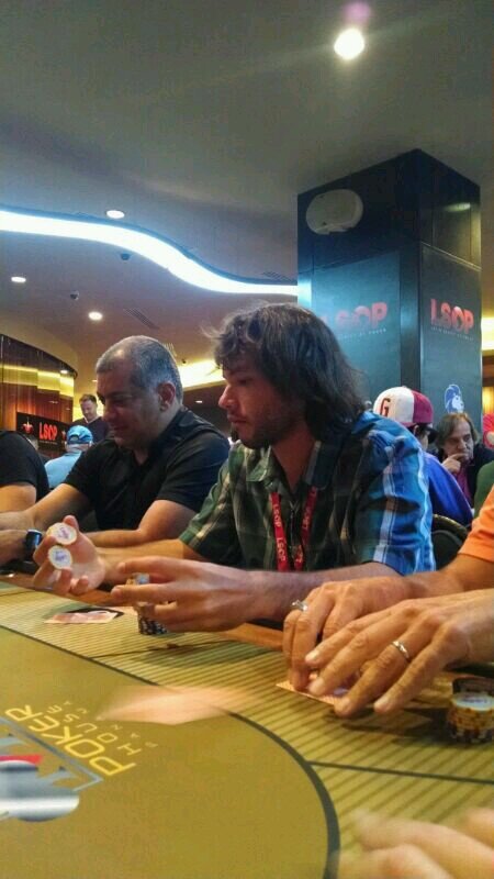 Jugador profesional de poker,  Ing. Mecánico.