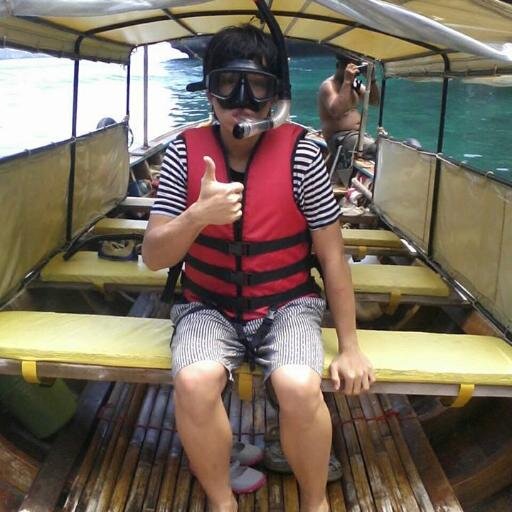 AoomLoychusk's profile picture. บางครั้งผมก็ฟังเพลงเศร้า ๆ เหมือนกัน จะได้รู้สึกมุ่น จะได้เติอนให้ผม