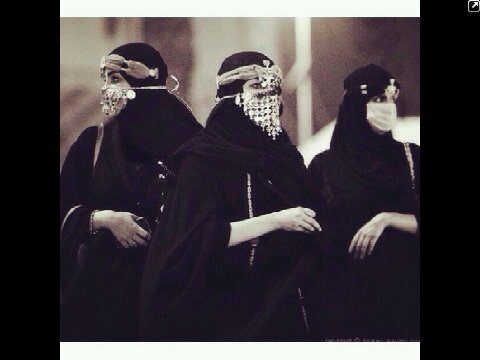 انا شخصيتي وحده بس الاسلوب يعتمد على الشخص اللي قدامي .