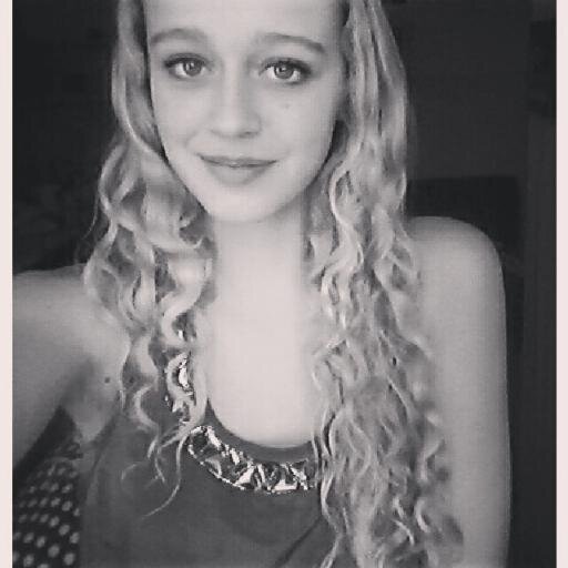 je bent als een zusje voor me, mn best, mn alles. hou zoveel van je. altijd lachen met jou hihi (: Xinbreker ~ insta: xtessafranssen