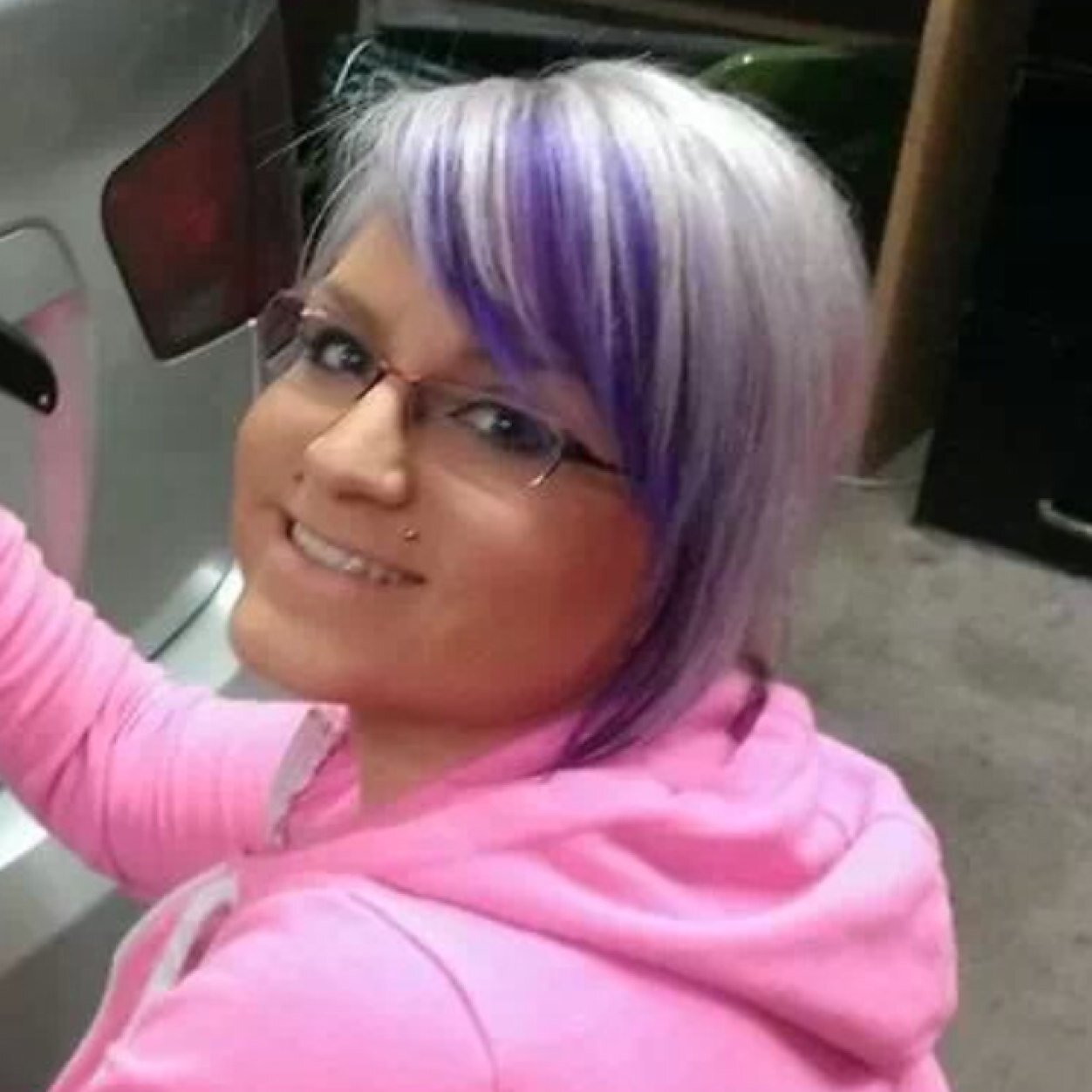 Cosmetologist. Barber. Professional makeup artist. Hair color specialist. YouTube addict. One creative American succeeding in the beauty industry!!!!!
;D