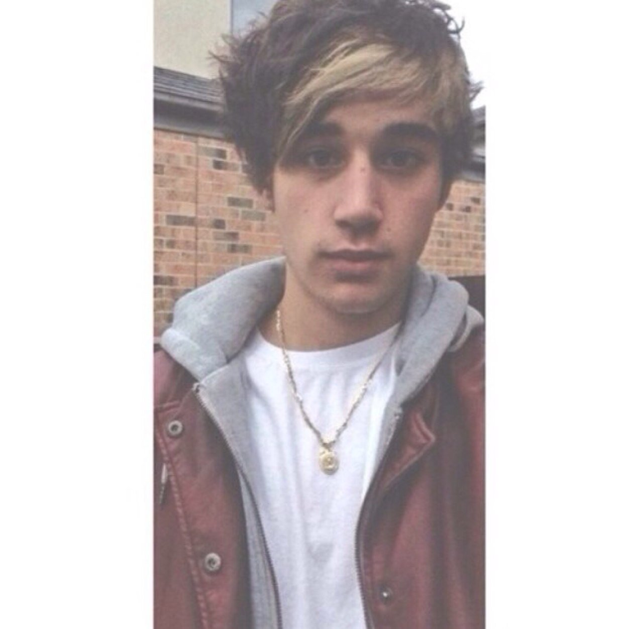 ♡had a conversation with britt, omegled ariana grande, britt re-posted&follows&commented&liked&added on bbm, beau followed&un followed♡. 5/5? no ._. but 1/5 (;