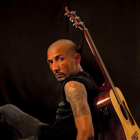 HI MY NAME IS LUDO ... I AM 33 YEARS I LIKED MUSIC .... I just start to play guitar ....Greetings from Mauritius