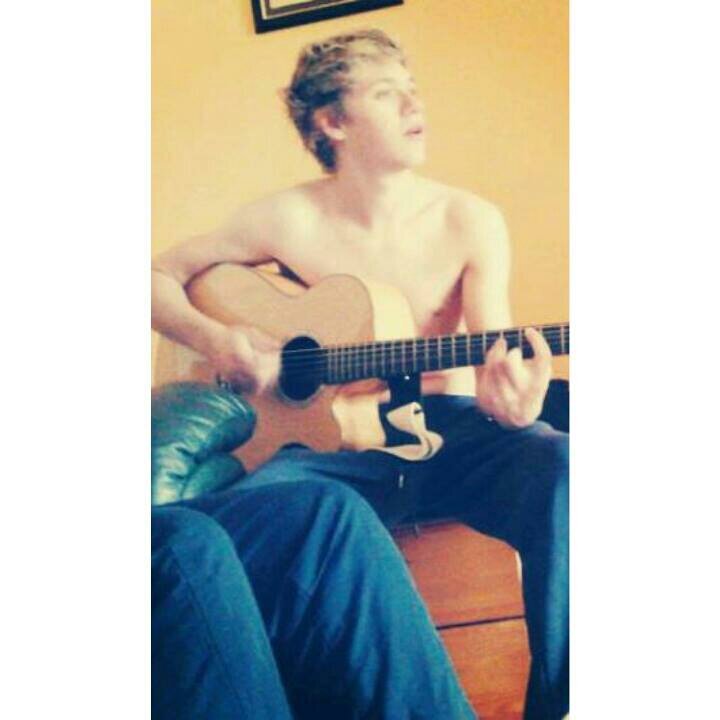 || Larry Shipper, Directioner, Swiftie, Selenator, Arianator, 5SOSFamily, Lovatic, CD9, Emblem3, Rubiu||♡                                            ♡ Holi :3 ♡