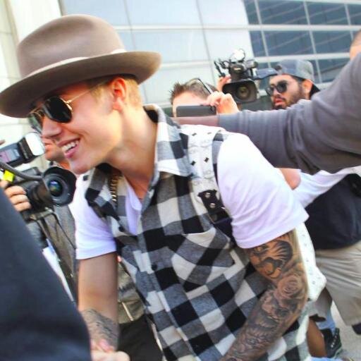 Nunca Se Rindan NSN.Crean En Sus Sueños Believe.Justin Jamas Las Dejara Caer Fall.Todo Estara Bien Be Alrigth.
Mejor Dia De Mi Vida 29-10-13