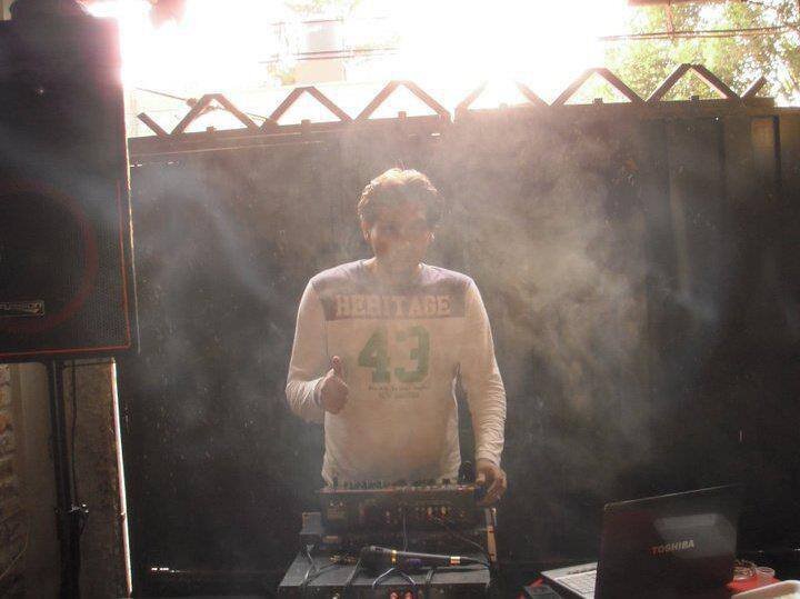 Cocinero amante de la musica bromista y honesto