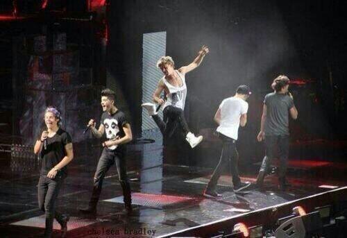 THE LOVELY @OneDirectionN0W GAVE YPU THIS FREE FOLLOW SO PLEASE FOLLOW HER AND GET HER TO HER GOAL