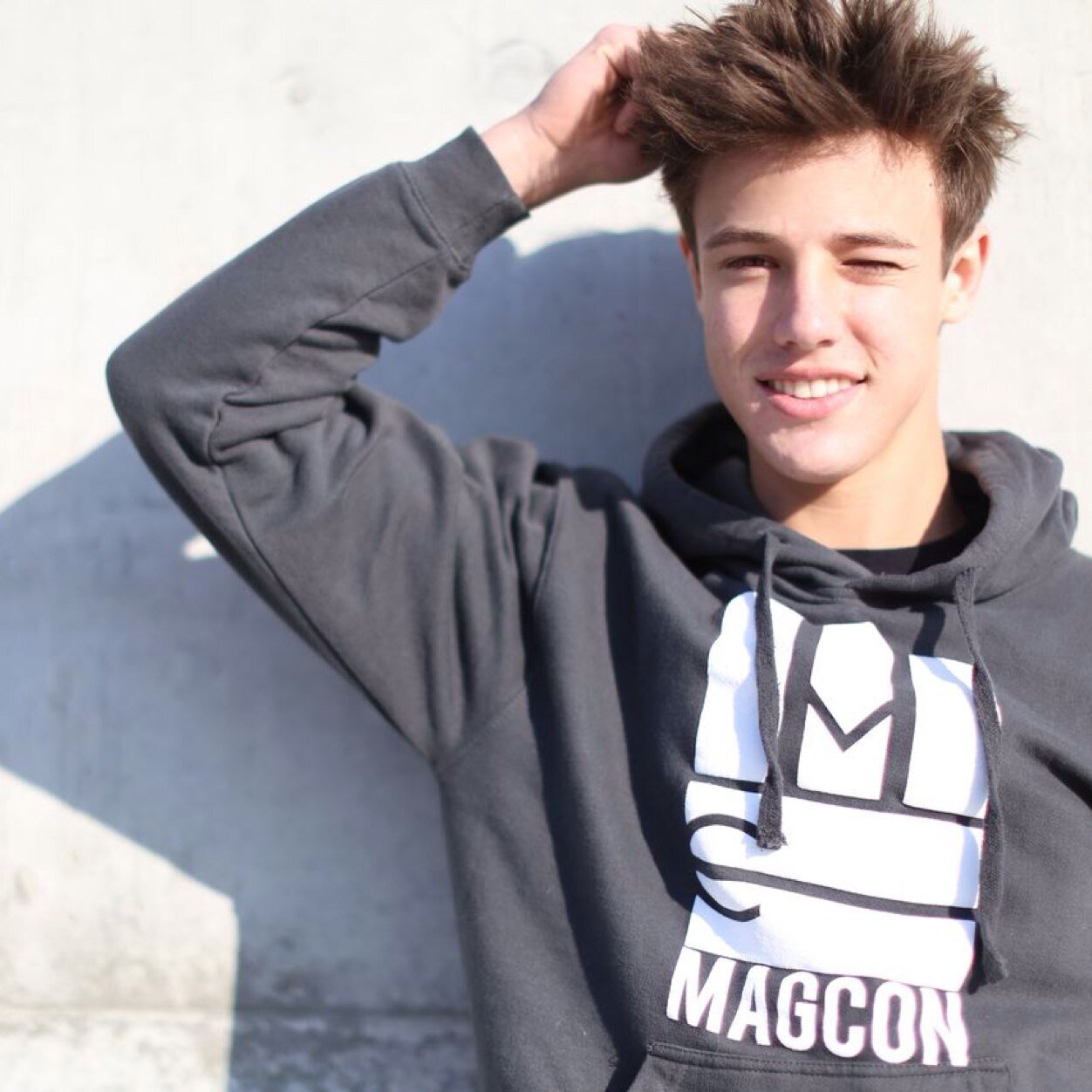 Hi :) im Lucas, im 16 years old and single, looking for my princess :)