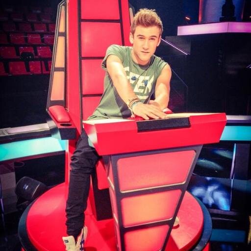 Cuenta de apoyo a Daniel Fernández Delgado componente de la banda musical Auryn. Tu mejor fuente de información de noticias, fotos y vídeos sobre Auryn.