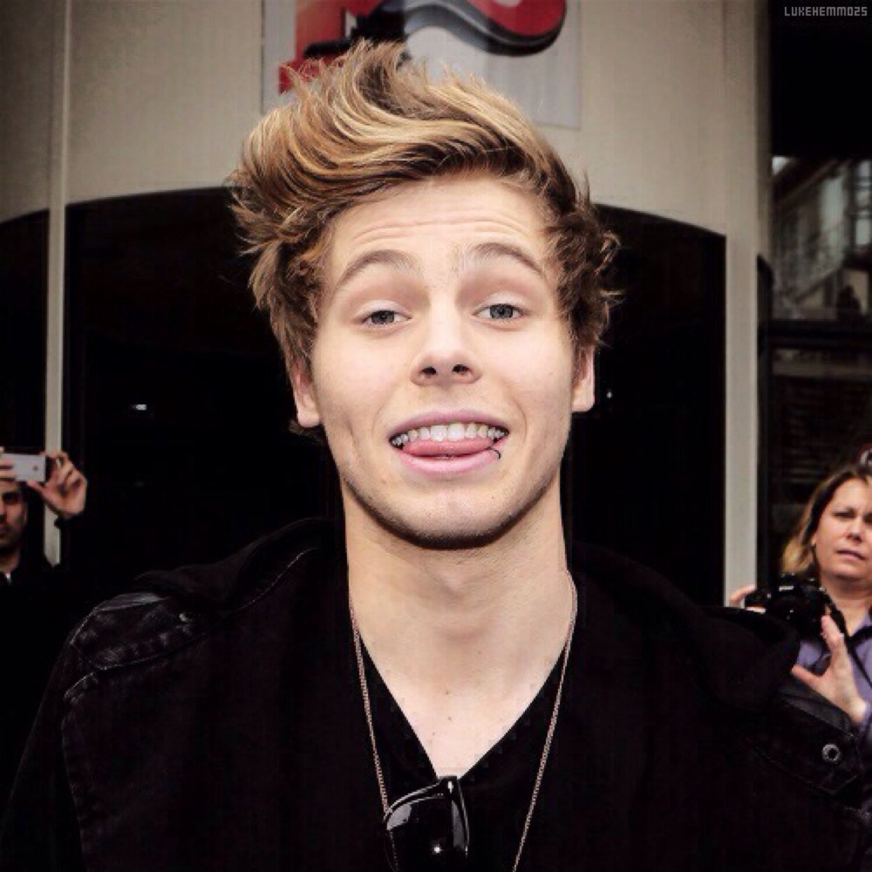 FOLLOW @lovatic5sos98