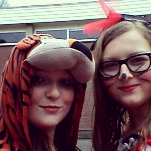 16 y/o girll.. who loves friends, family, twirl and fooooodd!! ♥ BTW this is my new accountt..