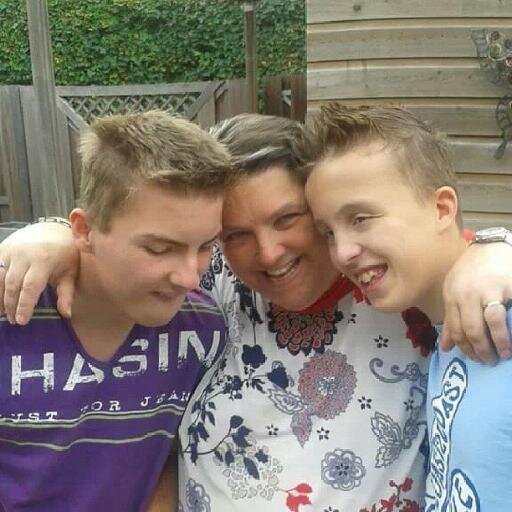 ik ben karin pieters olde weghuis.56 jaar getrouwd,en heb 4 lieve knullen.
mijn hobby,s zijn lezen,zingen,mensen helpen,reiki en mijn kids.