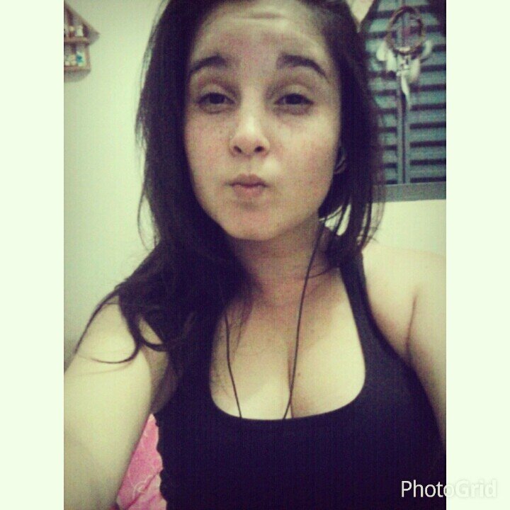 oi , sou a Anna tenho 15 anos , gosto de chocolate coca-cola dorittos batata frita pizza , solteira porem feliz ahur :3