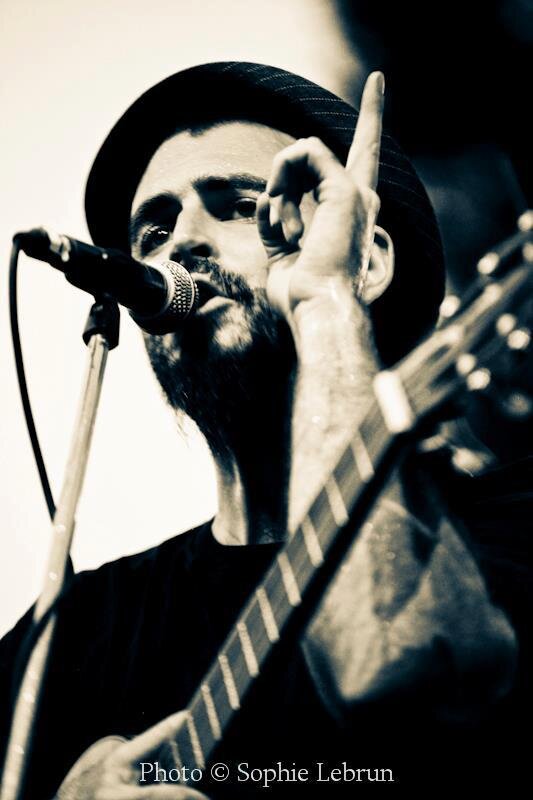 guitare chant chez Les Beaux Tox