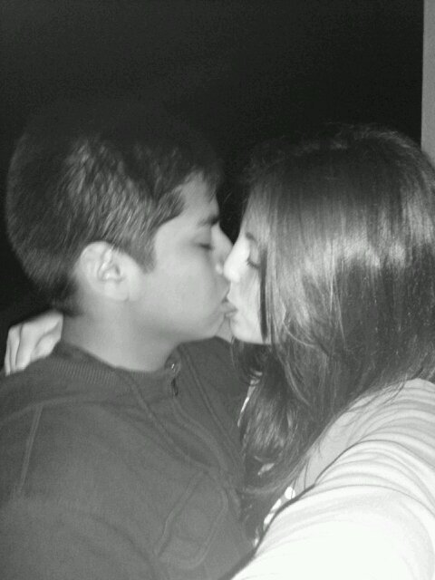 Estoy temblando al saber k ya te tengo aki a mi lado y prometo no soltarte de la mano ahora se k ya tus pasos son mis pasos.♥